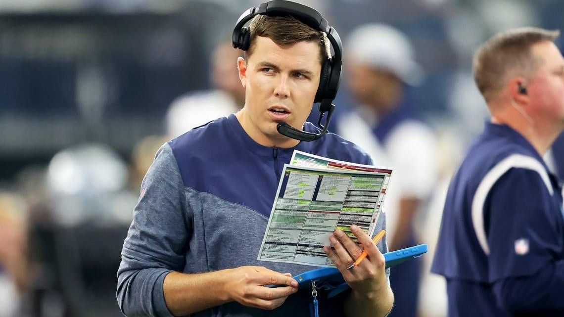 <strong>Kellen Moore</strong><br>... Danach nahm er seine Trainerlaufbahn ebenfalls bei den Cowboys auf. Zunächst 2018 als Quarterbacks Coach und anschließend vier Jahre als Offensive Coordinator. Nach dem Playoff-Aus im Januar 2023 trennten sich die Wege zwar, aber eine Rückkehr sollte man nicht ausschließen. Zumal Head Coaches mit Stallgeruch gerade in Mode sind.