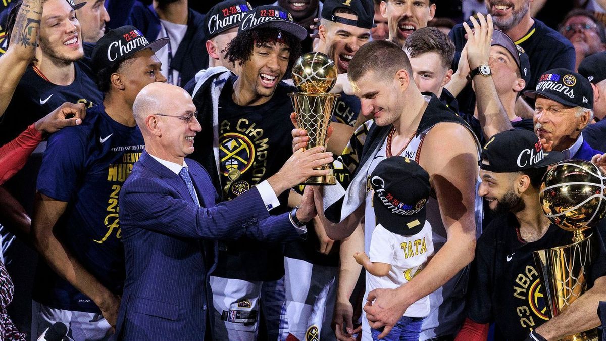 NBA-Commissioner Adam Silver mit NBA-Champion Nikola Jokic