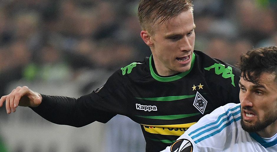 
                <strong>Oscar Wendt (Borussia Mönchengladbach)</strong><br>
                Oscar Wendt: Der Ersatzkapitän hat Gladbachs linke Seite gut im Griff, Caliguiri macht gegen Wendt kaum einen Stich. Nach vorne nicht mit vielen Szenen, aber das gehört zum Plan der Fohlen: bloß kein unnötiges Risiko. Nach der Pause kurz etwas unaufmerksam, als er dem Ball nach einer flachen Hereingabe von links nicht entgegengeht und Caliguiri so fast den Achlusstreffer markiert. Auch danach hat der Schwede deutlich mehr zu tun als im ersten Durchgang. Als Gladbach das Tor braucht, marschiert Wendt öfter mit nach vorne. Doch gefährlich wird es dabei nicht.  ran-Note: 3,5
              