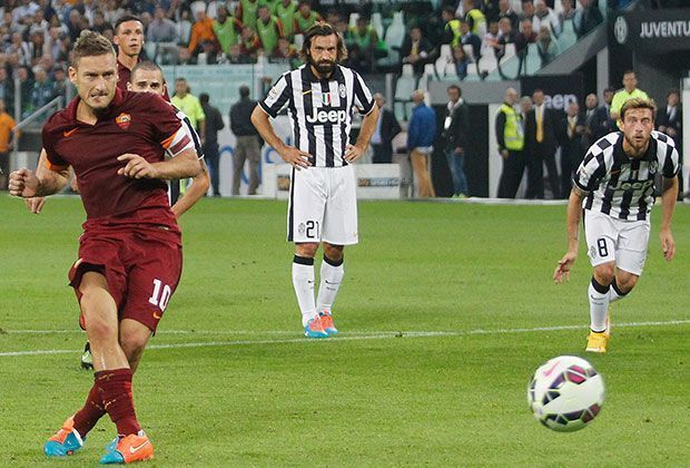 
                <strong>Drei Elfer in 20 Minuten</strong><br>
                Gleich drei Mal zeigte Schiedsrichter Rocchi am Sonntagabend auf den Punkt. Zwei Mal traf Carlos Tevez (27. und 45. Minute). In der 32. Minute versenkte Francesco Totti den Ball für Rom im Netz.
              