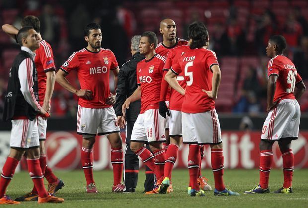 
                <strong>Benfica Lissabon</strong><br>
                Der Traum vom Champions-League-Finale im eigenen Stadion ist für Benfica vorzeitig beendet. Zehn Punkte reichen nur zu Platz drei hinter Paris Saint-Germain (13) und Olympiakos Piräus (10). Die Griechen gewannen den direkten Vergleich gegen Benfica
              
