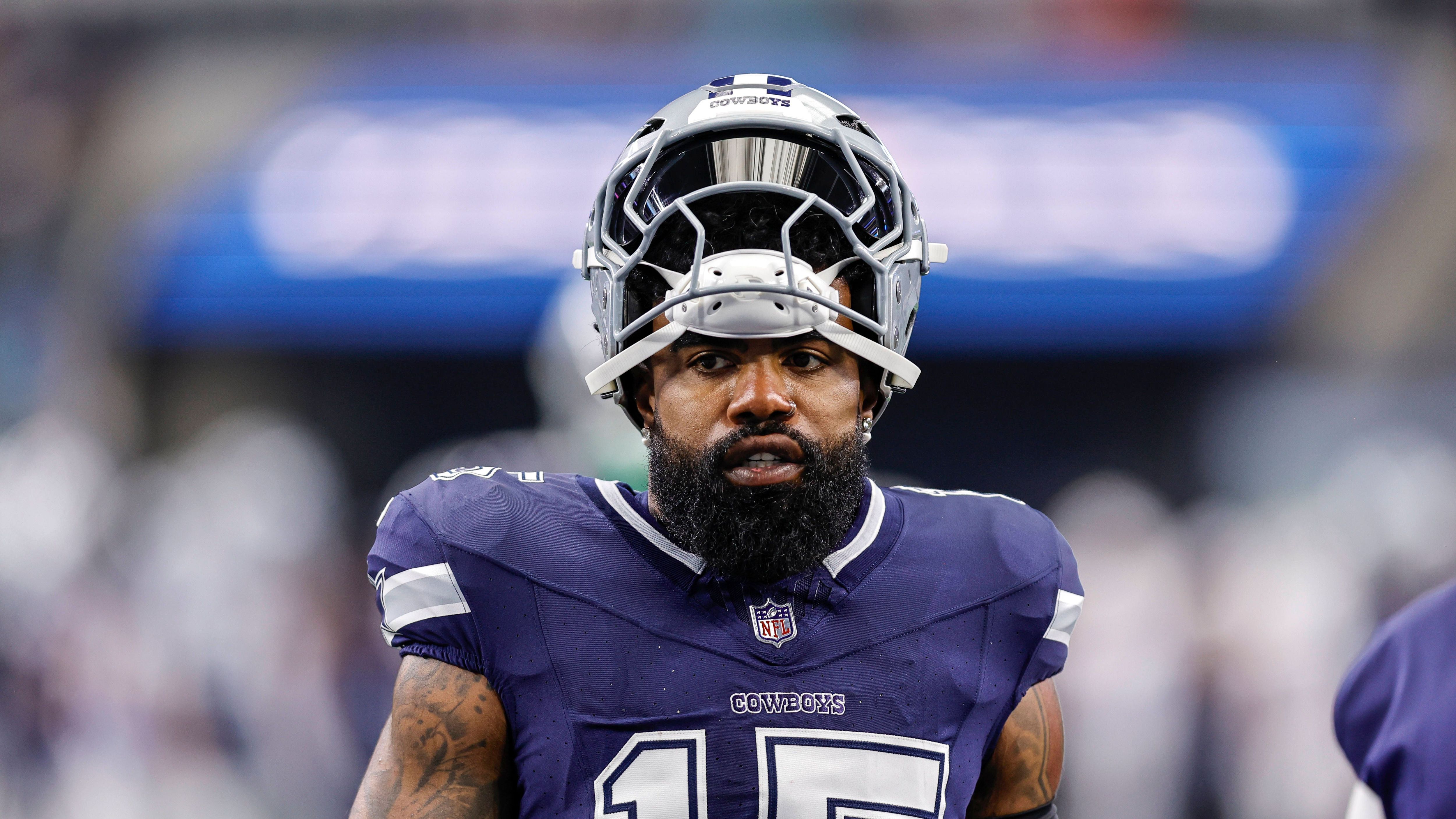 <strong>Running Back: Ezekiel Elliott (Dallas Cowboys)</strong> <br>Die Cowboys nahmen zwar jüngst <a data-li-document-ref="90369" href="https://www.ran.de/sports/american-football/nfl/galerien/nfl-transactions-new-orleans-saints-nehmen-cam-akers-unter-vertrag-90369">Dalvin Cook unter Vertrag</a>, aber vorerst dürfte Ezekiel Elliott im Backfield auflaufen. Auch wenn die besten Jahre von "Zeke" vorbei sind, sprechen einige Punkte für ihn als Fantasy-RB: Er kennt die Offensive, kann in den späten Runden gedraftet werden und dürfte nahe der Red Zone als Goal-Line-Back eingesetzt werden.