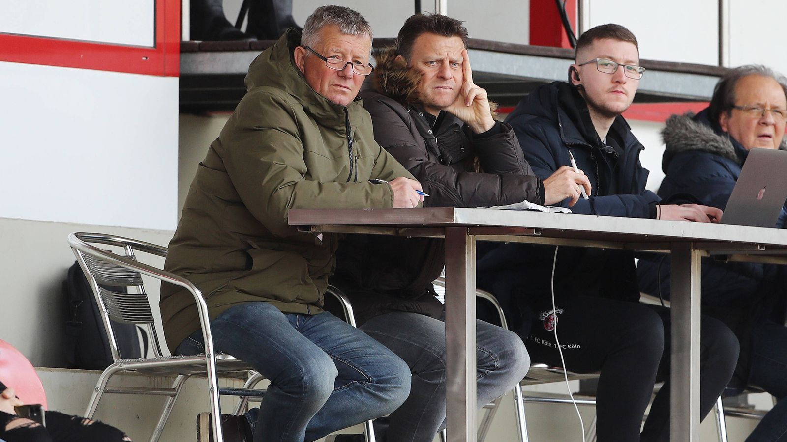 
                <strong>Co-Trainer bei deutschen U-Nationalmannschaften</strong><br>
                Nach zuvor drei Jahrzehnten auf Klubebene begab sich Hermann 2019 auf fußballerisches Neuland. Er nahm die Co-Trainer-Stelle bei der deutsche U18-Nationalmannschaft an. Damit arbeitete Hermann fortan an der Seite von Christian Wörns (2. v. l.), der früher als Profi unter ihm in Leverkusen trainierte. Die Tätigkeit bei den DFB-Nachwuchsteams (von der U18 bis zur U20) behielt Hermann, bis er nun eben beim BVB unterschrieb.
              