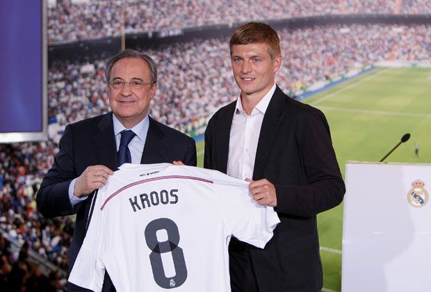 
                <strong>"Ein großartiger Spieler"</strong><br>
                Mit Real-Präsident Florentino Perez stellt Toni Kroos sein neues Trikot vor. Er erhält die Rückennummer 8.  "Heute ist ein glücklicher Tag für uns, weil ein großartiger Spieler zu uns gekommen ist", erklärt Perez.
              