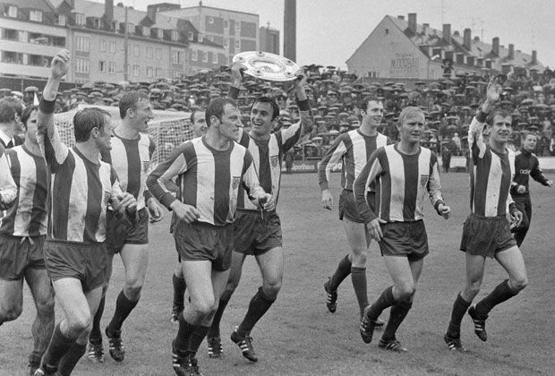 
                <strong>Meister: 1969</strong><br>
                1969: Die erste "offizielle" Meisterschaft: Noch im altehrwürdigen Grünwalder-Stadion feierte der FCB den ersten Titel der noch jungen Liga. 1932 holten die Münchner die erste Meisterschaft, damals gab es jedoch die Bundesliga noch nicht.
              