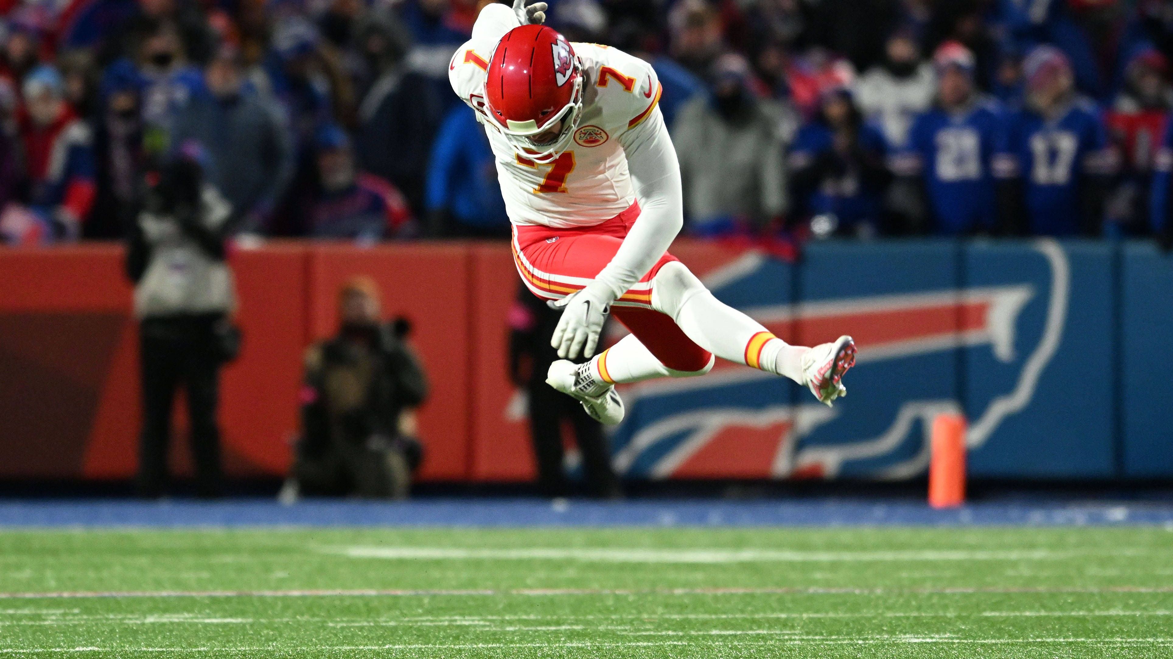 <strong>Kansas City Chiefs: Harrison Butker<br></strong>Der Kicker hatte vor vier Jahren eine perfekte Bilanz. Sowohl ein Field Goal aus 31 Yards als auch alle vier Extrapunkte fanden den Weg zwischen die Stangen. Auch aktuell ist er die Sicherheit in Person. 94.3 Prozent der Field Goals hat Butker in dieser Saison verwandelt - so gut war er noch nie. In den Playoffs 2024 verschoss er noch kein einziges Field Goal.