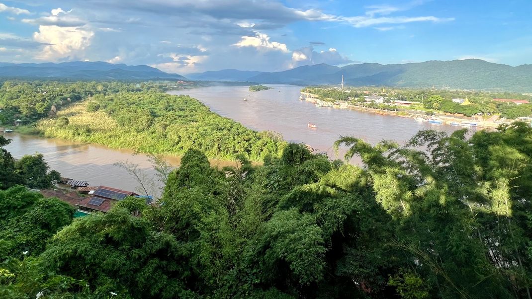 In Laos kippte ein Lastwagen mit 30 Tonnen Schwefelsäure um - die Chemikalie fließt auch in einen Zufluss des Mekong.