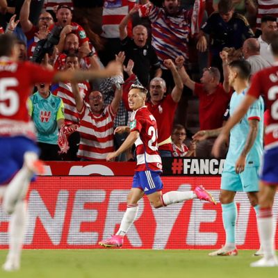 FC Granadas Bryan Zaragoza (M) feiert seinen zweiten Treffer. Der Offensivspieler soll zum FC Bayern wechseln.