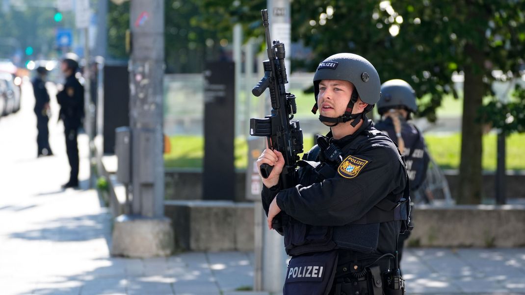 Die Polizei ruft die Bevölkerung auf, den Einsatzbereich zu meiden.