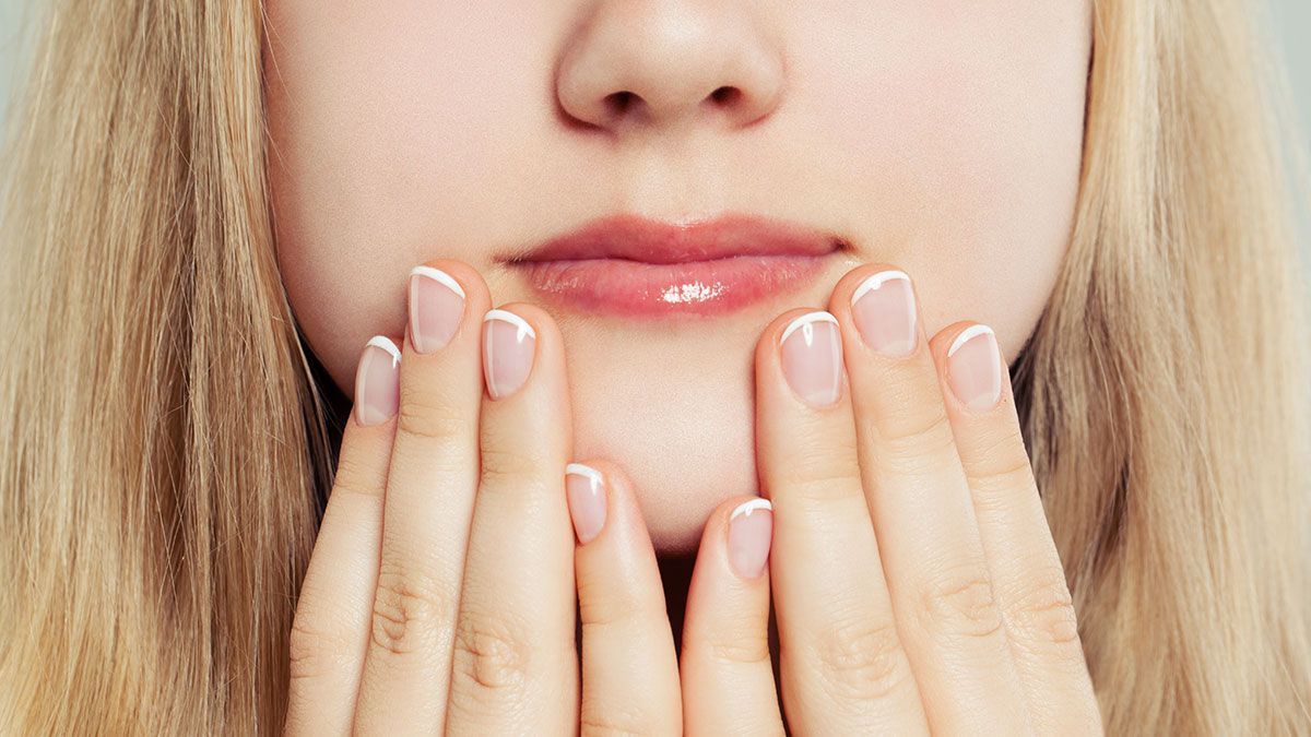 Der All-time Klassiker: Die French Nails – aber für kurze Nägel. Wir zeigen euch den Look und geben Tipps, wie Ihr dieses Nail-Design auch mit kurzen Fingernägeln tragen könnt. 