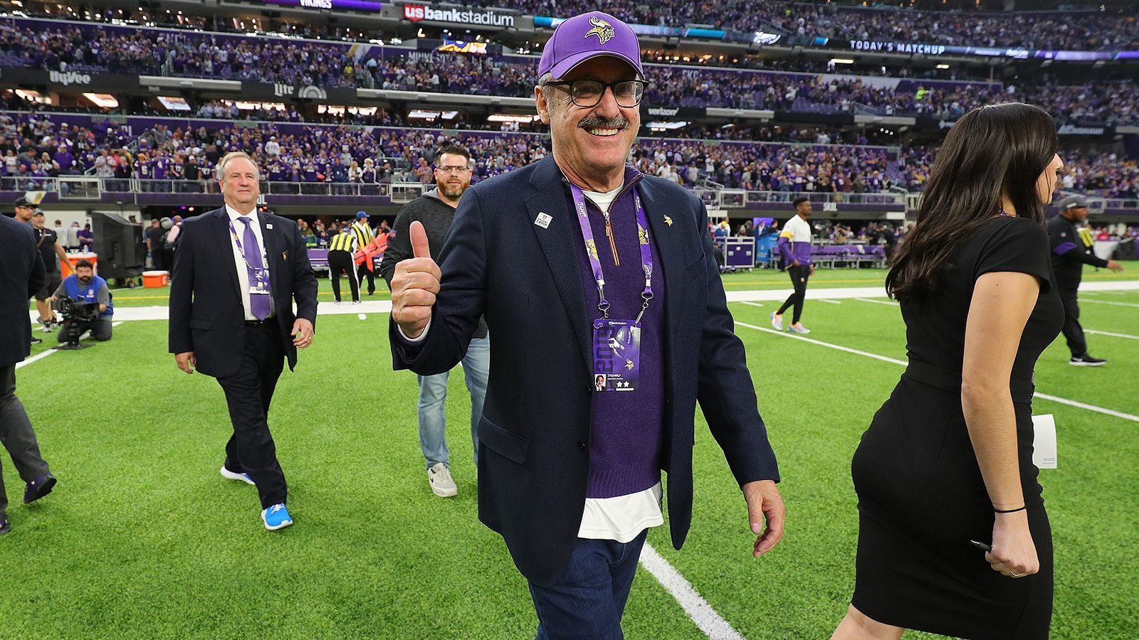 <strong>Minnesota Vikings - Zygi Wilf / Wilf-Familie</strong><br>
                Zygi Wilf gilt als Haupteigentümer der Minnesota Vikings, besitzt die Franchise aber gemeinsam mit seinem Bruder Mark, seinem Cousin Leonard, seinem Sohn Jonathan und drei weiteren Partnern. 2005 kaufte die Familie die Franchise dem Geschäftsmann&nbsp;Red McCombs für knapp 600 Millionen Dollar ab.