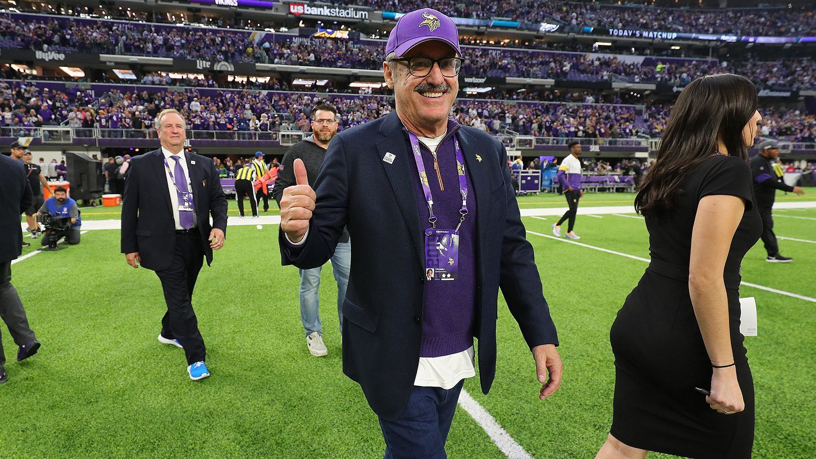 <strong>Minnesota Vikings - Zygi Wilf / Wilf-Familie</strong><br>
                Zygi Wilf gilt als Haupteigentümer der Minnesota Vikings, besitzt die Franchise aber gemeinsam mit seinem Bruder Mark, seinem Cousin Leonard, seinem Sohn Jonathan und drei weiteren Partnern. 2005 kaufte die Familie die Franchise für knapp 600 Millionen Dollar dem Geschäftsmann&nbsp;Red McCombs ab.&nbsp;