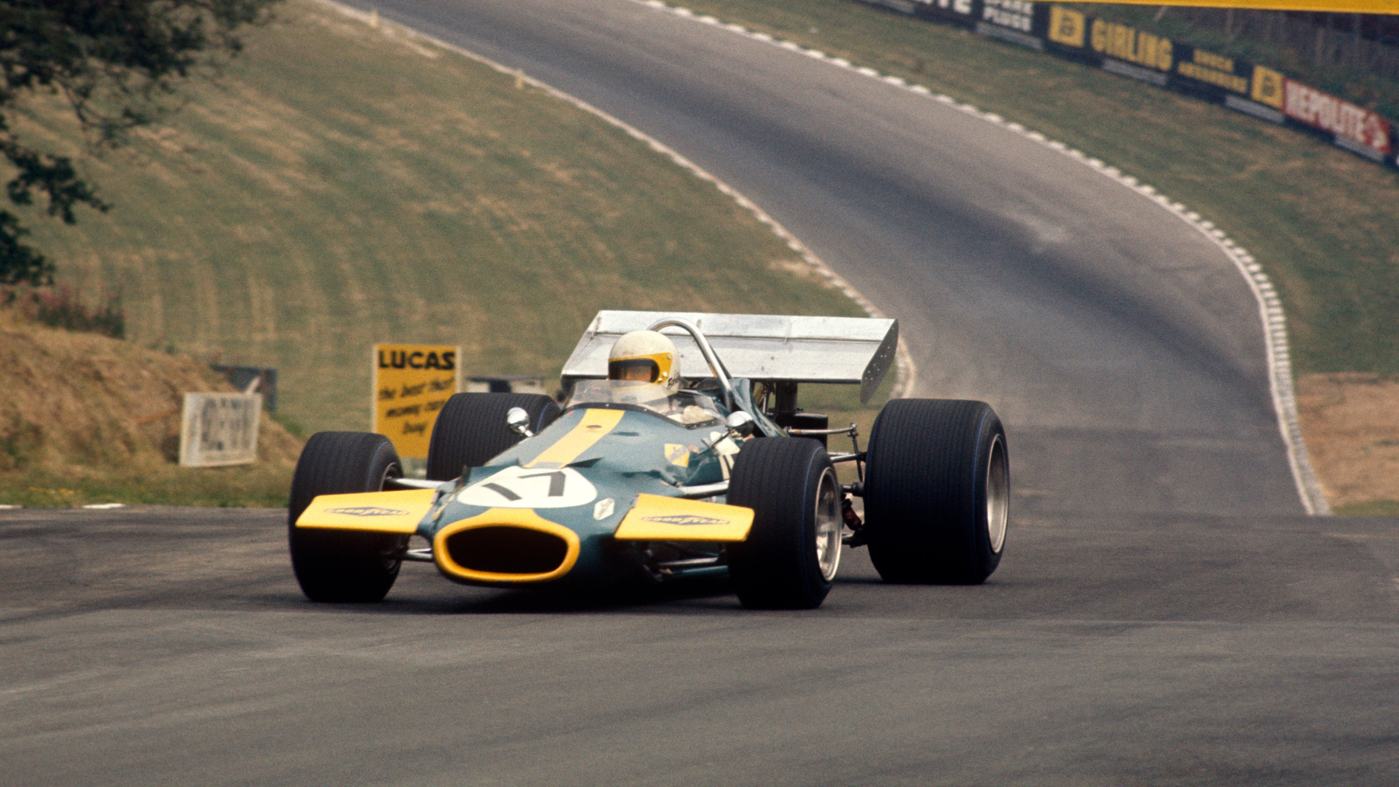 
                <strong>Platz 10: Jack Brabham</strong><br>
                &#x2022; Alter: 44 Jahre, 3 Monate und 16 Tage <br>&#x2022; Großer Preis von Großbritannien: 1970<br>&#x2022; Position: Zweiter Platz <br>
              
