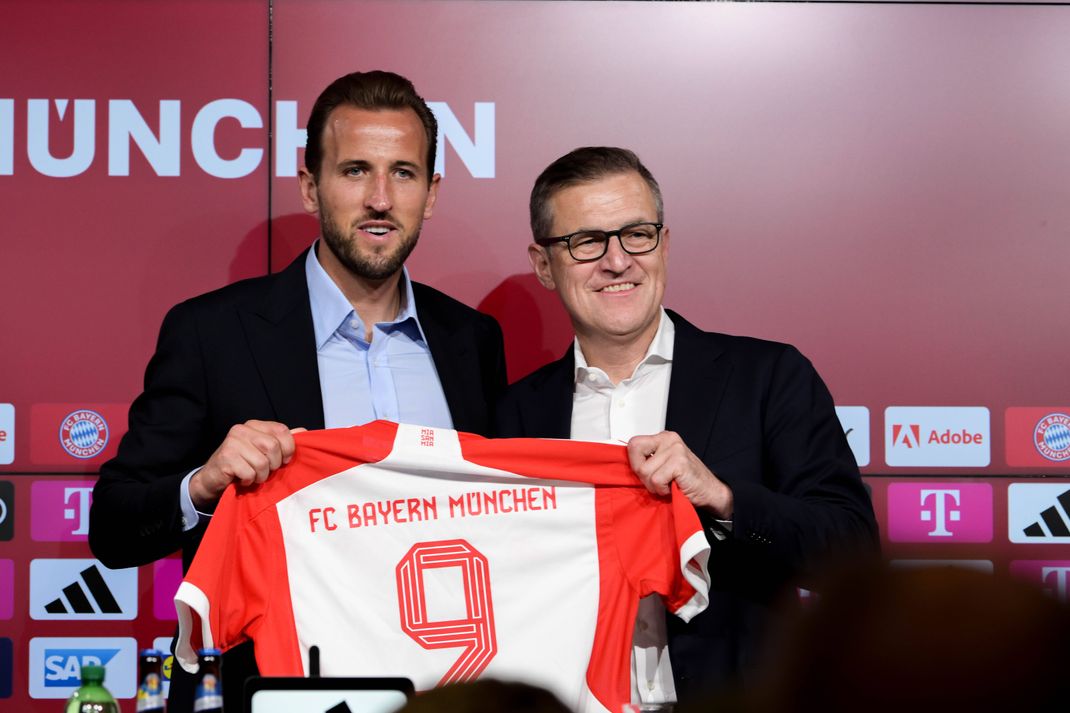 Fußball, 1. Bundesliga, 20230813, Vorstellung Harry Kane FC Bayern München. Im Bild Harry KANE (FC Bayern München, 9) und Vorstandsvorsitzender FC Bayern München AG Jan-Christian DREESEN präsentieren Trikot. München Allianz Arena Bayern Deutschland *** Soccer, 1 Bundesliga, 20230813, presentation Harry Kane FC Bayern München In the picture Harry KANE FC Bayern München, 9 and Chairman of the Board FC Bayern München AG Jan Christian DREESEN present jersey Munich Allianz Arena Bayern Germany Copyright: Passion2Press MarkusxFischerx