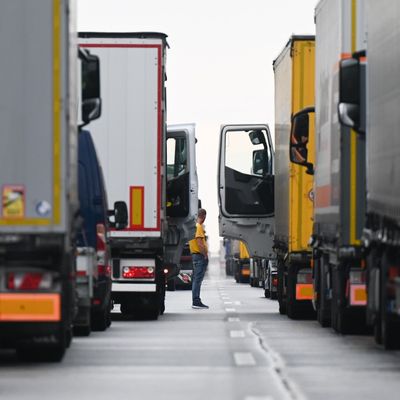 Autos und LKW stehen dicht an dicht im Stau