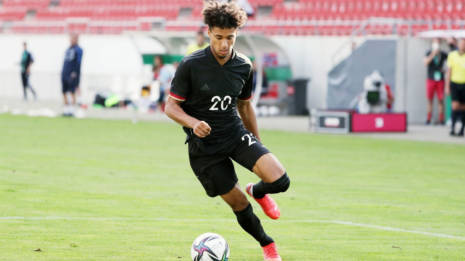 
                <strong>Kevin Schade (SC Freiburg)</strong><br>
                Nach Einsätzen für die deutsche U18, U19 und U20 folgt für den gebürtigen Potsdamer Schade nun mit der Nominierung für die Spiele gegen Israel und in Ungarn der Schritt zur U21. Bevor Schade im Sommer 2018 zum Nachwuchs der Freiburger stieß, wurde er bei Energie Cottbus und dem SV Babelsberg ausgebildet. 
              