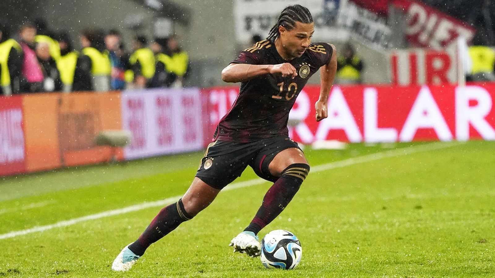 
                <strong>Gewinner: Serge Gnabry</strong><br>
                Die Form des Bayern-Stars war in den vergangenen Wochen und Monaten nicht die beste. Trotzdem berief ihn Flick – und wurde belohnt. Nachdem Gnabry gegen Peru über weite Strecken noch blass geblieben war, dreht er – besonders in der Schlussphase – gegen Belgien auf. Sein tolles Solo "war allein das Eintrittsgeld wert", wie "RTL"-Experte und Ex-Nationalspieler Steffen Freund begeistert kommentierte. Am Ende belohnte sich der 27-Jährige mit seinem 22. Länderspieltor. Chance genutzt. Nun gilt es, diese Form zu konservieren. 
              