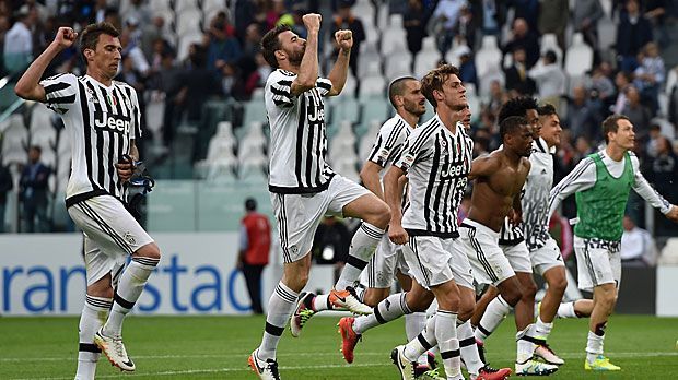 
                <strong>Juventus Turin</strong><br>
                Juventus Turin (Italien): Schon vier Spieltage vor dem Saisonende in der Serie A haben sich die "Bianconeri" ein weiteres Mal das Ticket für die Königsklasse gesichert. Zum 16 Mal seit Umbenennung des Wettbewerbs 1992 ist der Serienmeister am Start. Den Henkelpott gewann die "Alte Dame" zuletzt 1996.
              