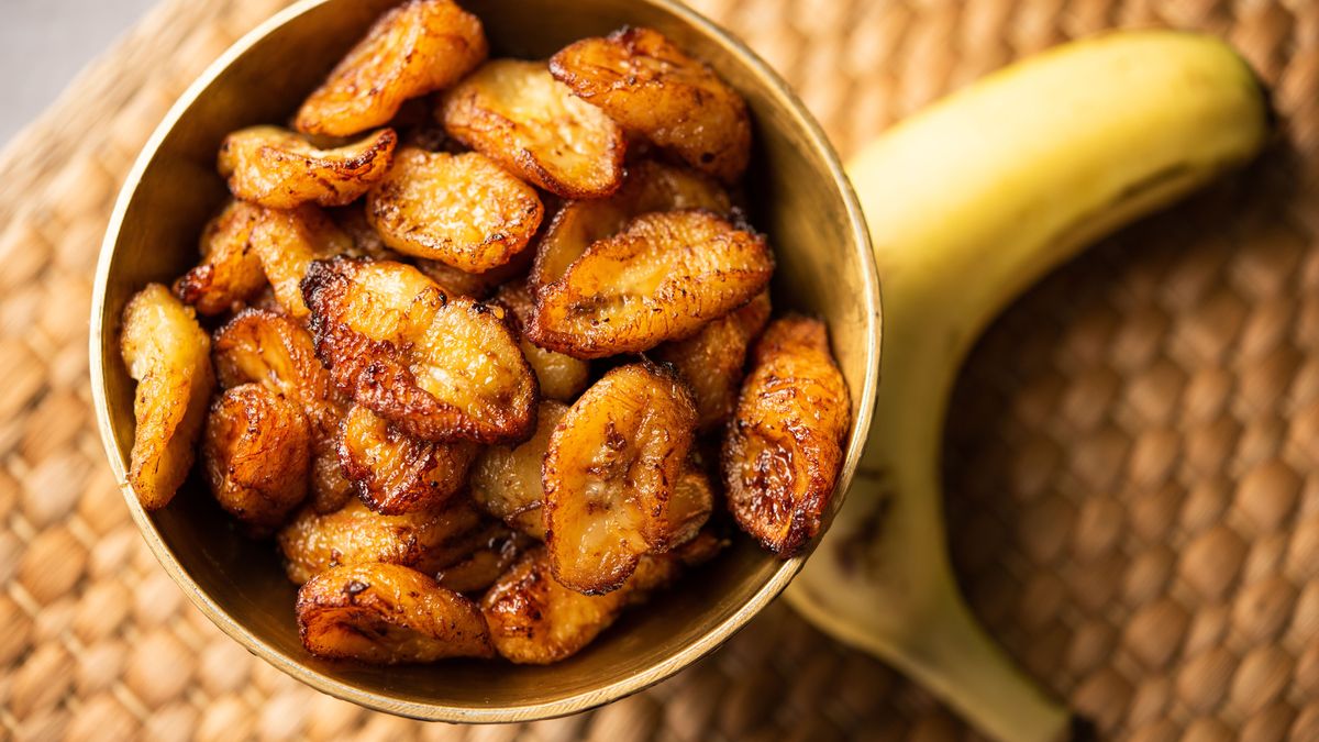 Deep fried ripe plantain slices or pake kele fried chips in a bowl