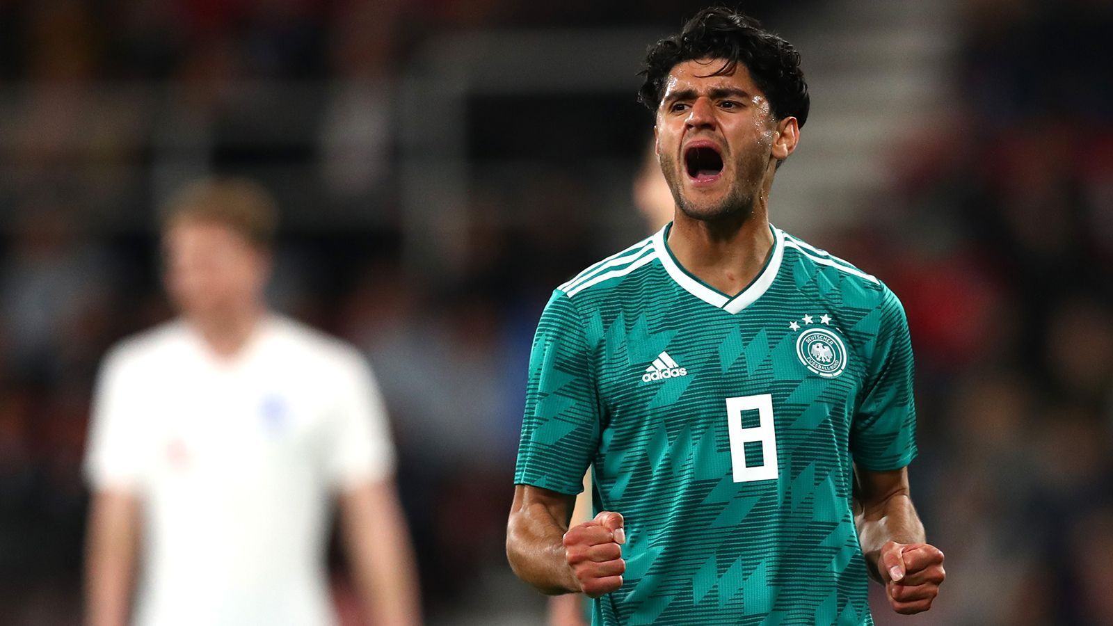 
                <strong>Mahmoud Dahoud</strong><br>
                In der ersten Halbzeit eigentlich mit einer schwächeren Leistung. Doch dann gelingt ihm nach Maiers Traumpass der 1:0-Führungstreffer. Danach mit einer Leistungssteigerung, trotzdem bleibt Luft nach oben. Aufgrund des Tores aber eine gutes Länderspiel für den Dortmunder. In der 80. Minute durch Stenzel ersetzt. ran-Note: 2
              