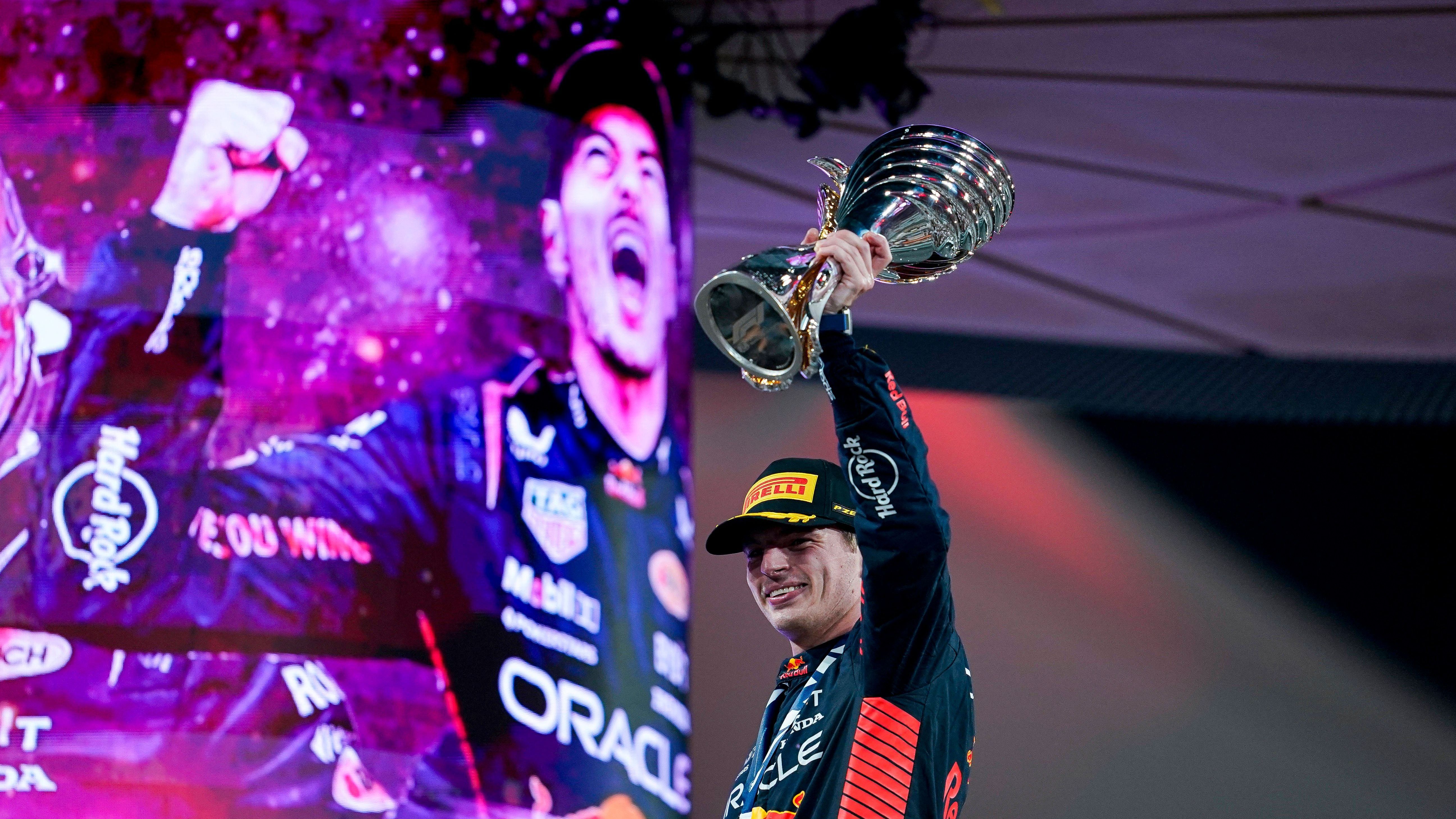 <strong>Gewinner: Max Verstappen</strong><br>Logisch, dass der Niederländer in dieser Galerie zuerst auftaucht. Mit einer noch nie dagewesenen Dominanz und 19 Siegen rast der Red-Bull-Pilot zu seinem dritten WM-Titel in Folge. Nur zu Beginn der Saison gibt es leise Zweifel an seiner Vormachtstellung. Beginnend mit Miami gewinnt er aber bis zum Saisonende 17 von 18 Rennen! Noch Fragen?&nbsp;&nbsp;