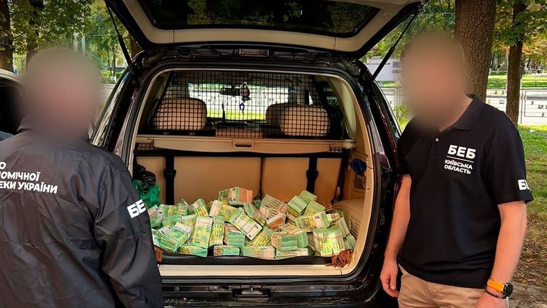 Millionen an Bargeld wurden in einem Auto durch ukrainischen Behörden gefunden.