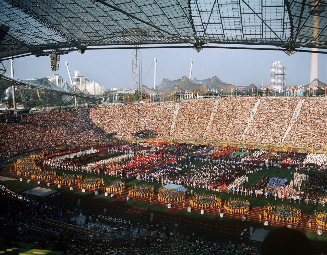 Der erneute Versuch: Nachdem die Nazi-Spiele von 1936 der Welt in schrecklicher Erinnerung blieben, sollte Deutschland 1972 in München seine 2. Chance bekommen. Auch hier wurde extra das weltberühmte Olympiastadion mit seinem phänomenalen Zeltdach gebaut. Alles sollte bunt und fröhlich wirken.