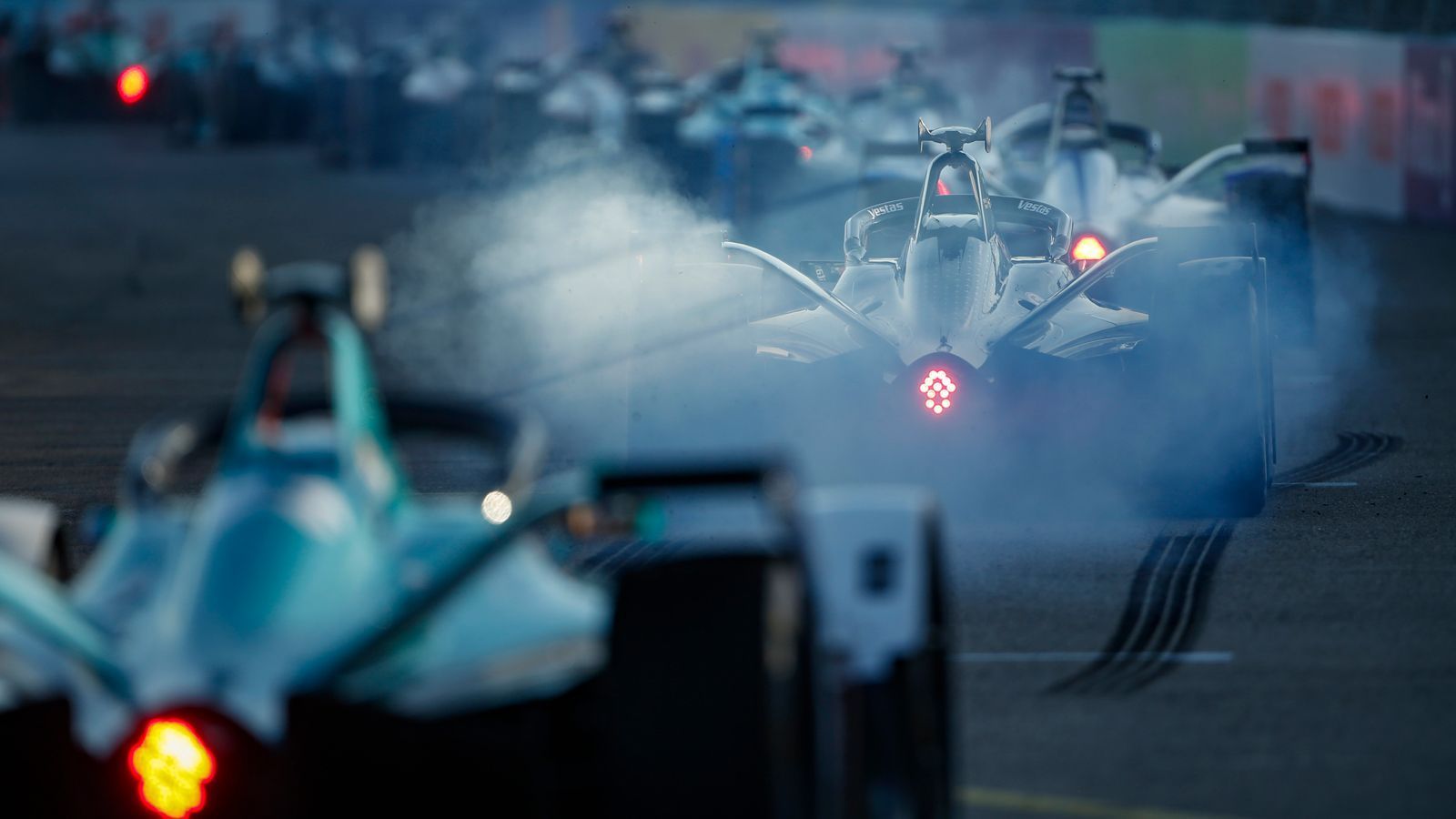 
                <strong>Verdienst</strong><br>
                Der Durchschnittsverdienst der Fahrer in der Formel E beläuft sich Medienberichten zufolge auf rund 750.000 Euro pro Jahr. Die Topverdiener der Elektroserie sollen zwischen 2,2 und 2,8 Millionen Euro verdienen. Es wird vermutet, dass die Fahrergehälter analog zum Wachstum der Formel E pro Saison um zehn bis 15 Prozent ansteigen. Durch den rasanten Anstieg der Gehälter beobachtet die Formel E das Thema inzwischen mit gebotener Vorsicht - gerade mit Blick auf die Kostendeckelung, die in vielen anderen Bereichen der Serie greift.
              