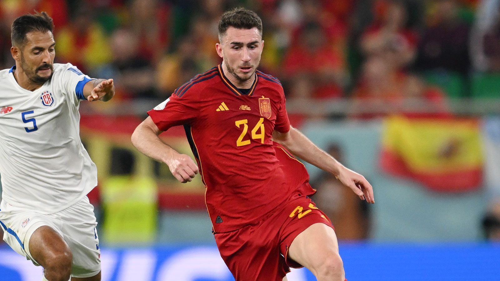 
                <strong>Aymeric Laporte</strong><br>
                In seinem Heimatland Frankreich kam Aymeric Laporte nicht über Spiele in der U21 hinaus, trotz Nominierungen für die A-Mannschaft wechselte er schließlich zum spanischen Verband und ist unter Enrique gesetzt. Mit seinem City-Teamkollegen scheint er die Abwehrzentrale zu bilden. Erst vor anderthalb Wochen hatte sich der 28-Jährige in der Premier League eine blutende Kopfwunde zugezogen, für deren lange Behandlung auf dem Platz sein Klub Kritik kassierte. Womöglich lässt Laporte Manchester aber ohnehin bald hinter sich: Der FC Barcelona soll sein Interesse bekundet haben.
              