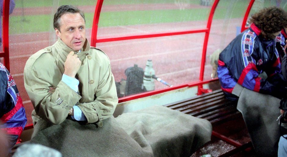 
                <strong>Johan Cruyff</strong><br>
                Johan Cruyffs Credo war: "Es gibt nur einen Ball, also musst du ihn haben." Er gilt damit als Begründer des Ballbesitz-Fußballs, den der FC Barcelona noch heute in Perfektion spielt. Nach einer herausragender Spielerkarriere wurde Cruyff zunächst Trainer bei Ajax Amsterdam, ehe er Barca revolutionierte. Er ist bis heute der einzige Coach, der in Spanien viermal hintereinander Meister werden konnte. Ex-Barca-Trainer Pep Guardiola weiß, dass auch seine Erfolge auf Cruyffs Bemühungen zurückzuführen sind. "Cruyff baute die Kathedrale. Seine Nachfolger hielten sie nur in Stand", so Guardiola.
              