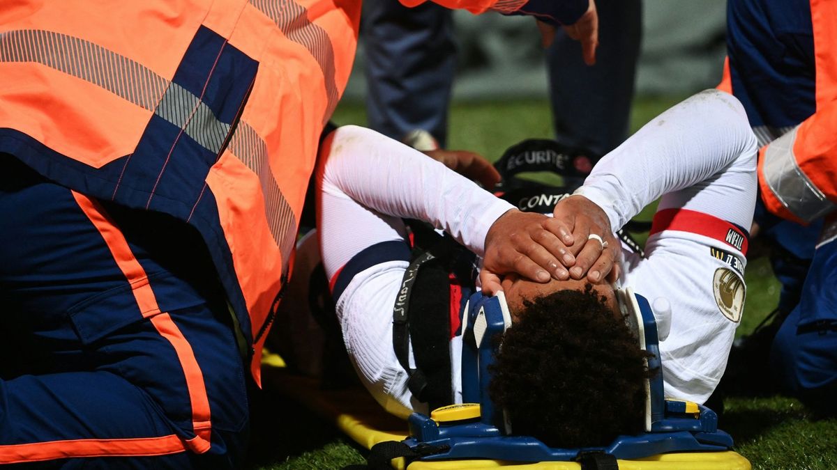 Doué schlägt die Hände vor dem Gesicht zusammen