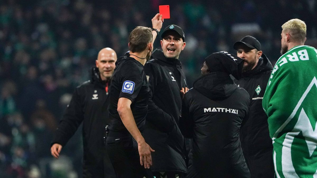 Disskusionsbedarf von Ole Werner (SV Werder Bremen, Trainer) mit Martin Petersen (Schiedsrichter), Rote Karte Ole Werner (SV Werder Bremen, Trainer), GER, SV Werder Bremen vs. 1. FSV Mainz 05m, Fuß...