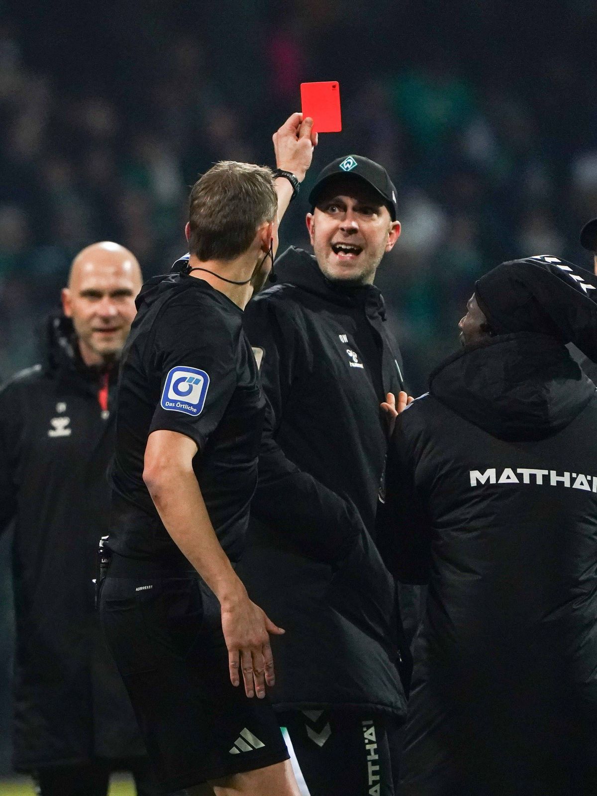 Disskusionsbedarf von Ole Werner (SV Werder Bremen, Trainer) mit Martin Petersen (Schiedsrichter), Rote Karte Ole Werner (SV Werder Bremen, Trainer), GER, SV Werder Bremen vs. 1. FSV Mainz 05m, Fuß...