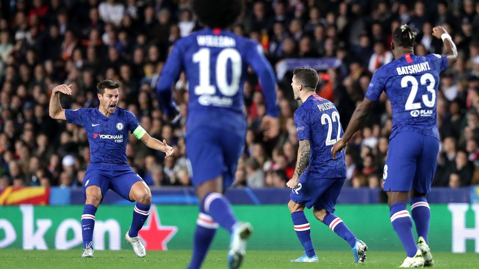 
                <strong>Platz 8: FC Chelsea </strong><br>
                Dass der FC Chelsea mit großen Hoffnungen nach München zum Achtelfinalrückspiel fährt, scheint recht gering. Dennoch befinden sich die Blues in herausragender Form - vor kurzem konnten sie im Kampf um die Champions-League-Plätze wichtige Siege gegen Manchester City und Leceister einfahren. Falls sie ihre gute Form bis in den August konservieren können, wird es für die Bayern eine knifflige Aufgabe - trotz 3:0-Hinspiel-Erfolg. Die Championsleague ist für ihre Wunder bekannt, Frank Lampard und sein Team hätten sicher nichts dagegen.  
              