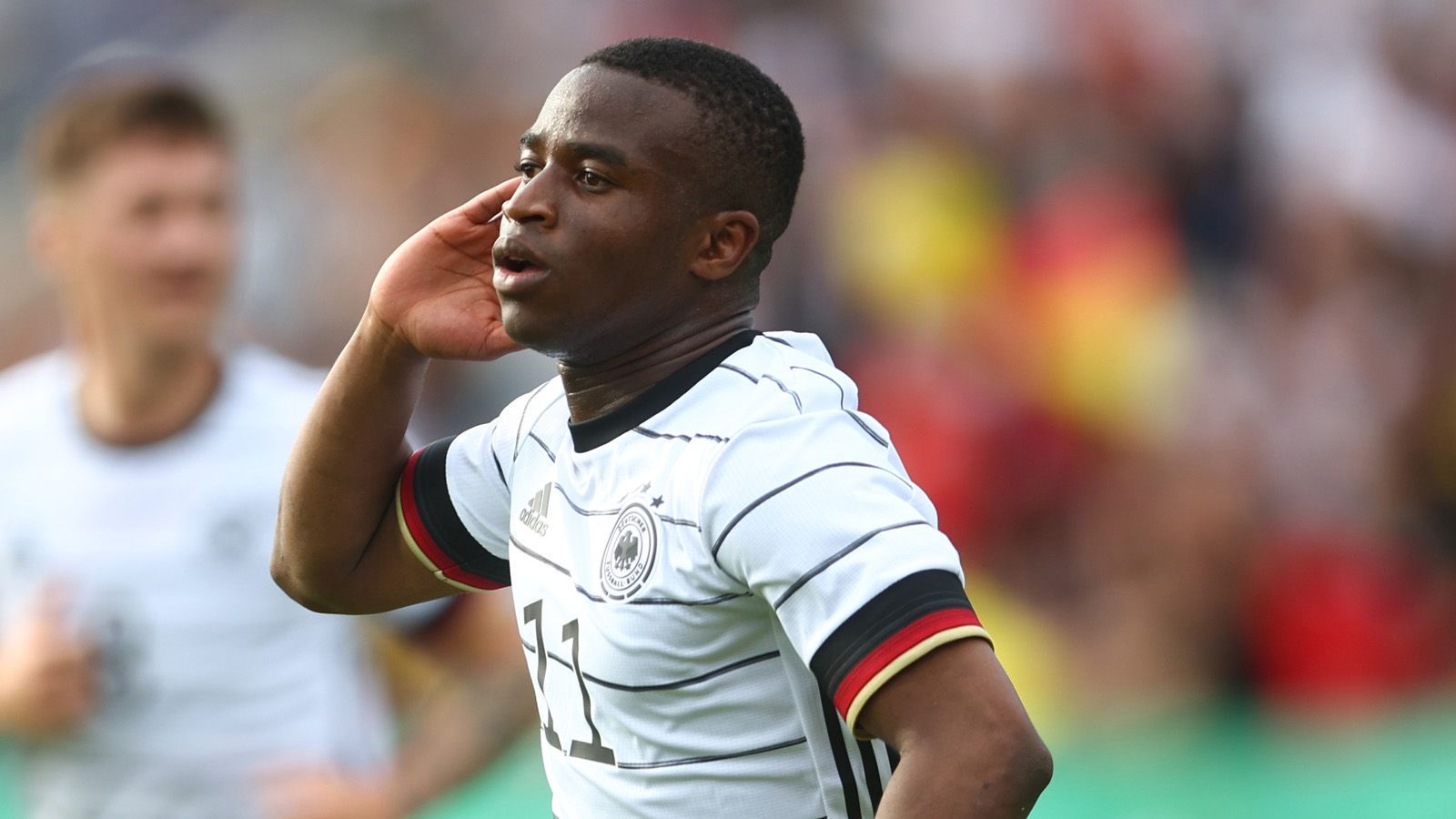 
                <strong>Youssoufa Moukoko</strong><br>
                Das 17-jährige BVB-Talent kam, sah und traf bei seinem Comeback nach mehrmonatiger Verletzungspause in der deutschen U21 sofort wieder. In der 17. Minute sprintete Moukoko in einen missglückten Rückpass eines Ungarn und vollendete eiskalt zum 1:0. Auch ansonsten sehr engagiert, spielfreudig und spritzig. Eine richtig gute Vorstellung des jungen Dortmunders. Für ihn kam in der 79. Minute Samardzic. ran-Note: 
              