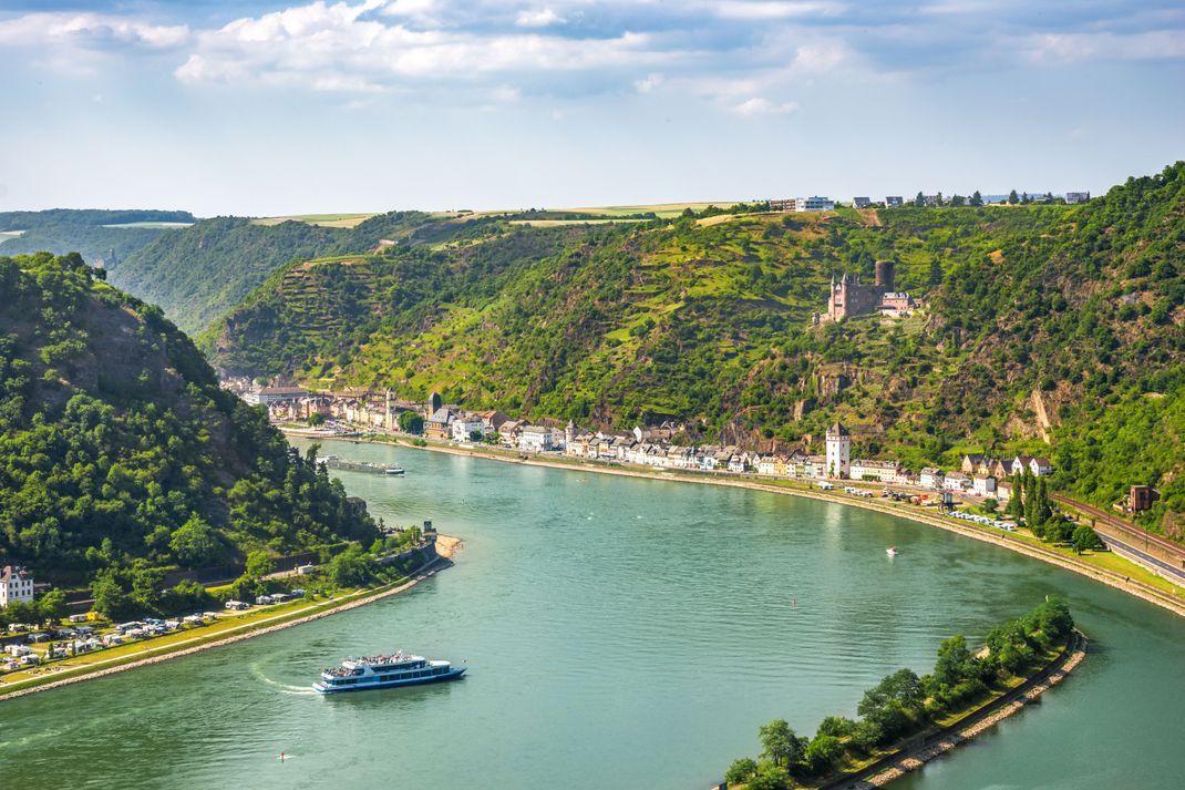 Der Blick vom Loreleyfelsen bis ins Mittelrheintal. © Adobe Stock