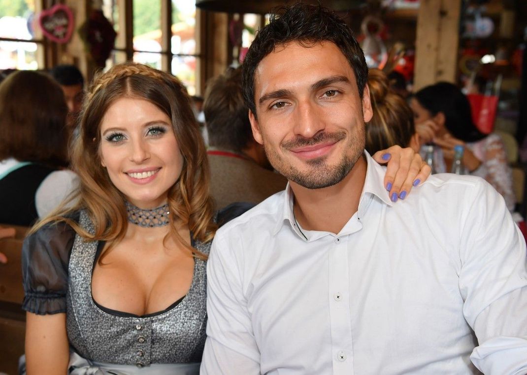 Im Jahr 2007 lernen sich Mats Hummels und Cathy bei einem Fußballspiel in München kennen, 2015 folgt die Hochzeit und 2018 wird ihre Liebe mit der Geburt von Söhnchen Ludwig gekrönt.