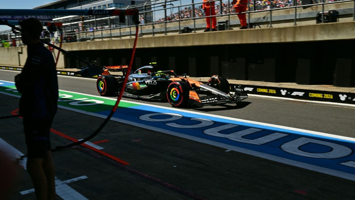 Lando Norris legt im Training vor