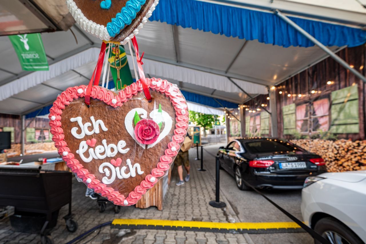 Darf auch auf einem Drive-in-Volksfest nicht fehlen: Ein Lebkuchenherz mit der Aufschrift "Ich liebe Dich". 