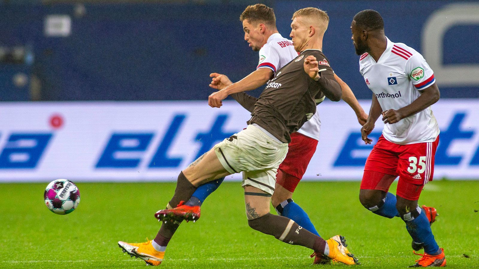 
                <strong>Die Hamburger Zweitliga-Klubs im Vergleich</strong><br>
                Am Montag (ab 20:30 Uhr im Liveticker auf ran.de) kommt es in der 2. Bundesliga zum Duell um die Hamburger Stadtmeisterschaft, wenn der FC St. Pauli den Hamburger SV am Millerntor empfängt. Grund genug, sich die beiden Nordklubs mal genauer anzusehen. Wie sah in den vergangenen Jahren die Transferpolitik der Klubs aus? Wie stehen die Vereine in der Öffentlichkeit da? Und vor allem: Wie ist die aktuelle Form der beiden Mannschaften vor dem direkten Duell? Antworten auf die Fragen hat ran.de in der Galerie zusammengetragen.
              