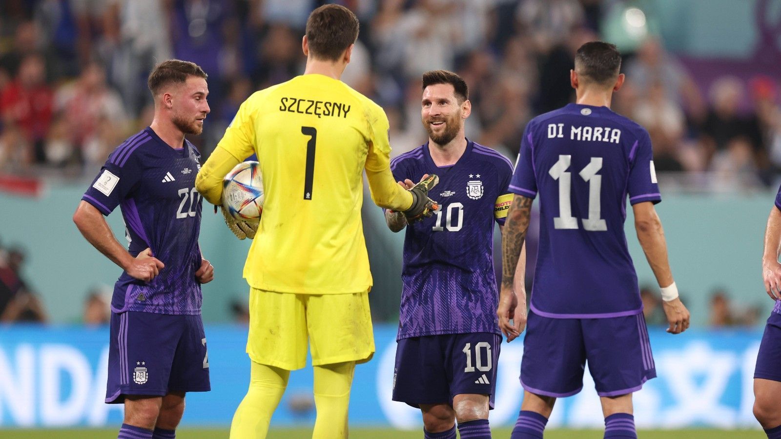 
                <strong>Bei Elfmeter: Polen-Keeper verliert Wette gegen Messi</strong><br>
                Spielschulden sind Ehrenschulden? Nicht für Wojciech Szczesny. "Ich werde ihn nicht bezahlen, er hat genug", sagte der polnische Nationalkeeper scherzend über Lionel Messi, nachdem er eigenen Angaben zufolge im WM-Spiel gegen Argentinien (0:2) eine 100-Euro-Wette gegen den Superstar verloren hatte. "Wir haben vor dem Elfmeter gesprochen und ich habe gewettet, dass der Schiedsrichter den Strafstoß nicht geben wird", sagte Szczesny. Der 32-Jährige hatte Messi mit der Hand im Gesicht getroffen, Schiedsrichter Danny Makkelie zeigte nach Ansicht der Videobilder auf den Punkt (39.) - und Szczesny parierte. "Ich weiß nicht, ob so eine Wette bei einer Weltmeisterschaft überhaupt erlaubt ist. Ich werde dafür gesperrt", sagte Szczesny mit einem Augenzwinkern dem polnischen TV-Sender "TV2". Es war bereits der zweite Strafstoß im Turnier, den der Keeper von Juventus Turin entschärfen konnte. 
              