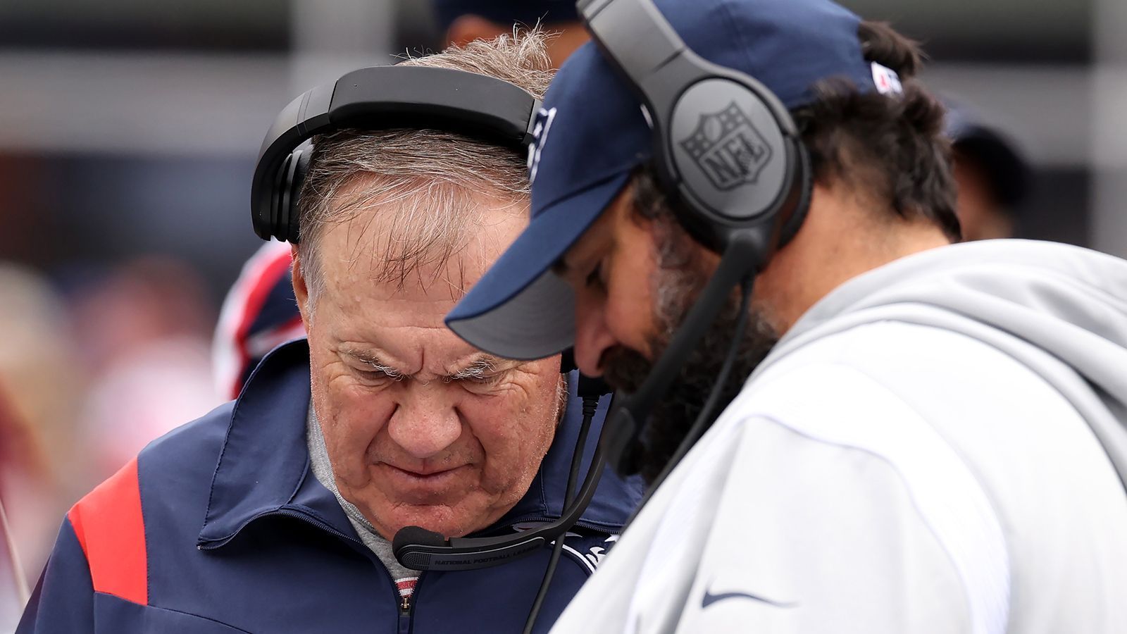 
                <strong>Verlierer: Matt Patricia (New England Patriots)</strong><br>
                Die Offensive der Patriots hat in so ziemlich allen relevanten Metriken einen Schritt zurück gemacht. Dabei konnten die Patriots in der Offseason die meisten Eckfeiler halten, Mac Jones sollte in seinem zweiten Jahr einen weiteren Entwicklungssprung hinlegen und auf der guten Rookie-Saison aufbauen. Doch Offensive Coordinator Matt Patricia ist es nicht gelungen, eine stabile Offensive zu konstruieren. Gegen die Buffalo Bills reichte es für lediglich zehn Punkte. Head Coach Bill Belichick sagte nach der Partie in einem Interview, dass es "nun zu spät sei, um Änderungen auf dem Coach-Posten vorzunehmen". Keine gute Woche für Matt Patricia. 
              