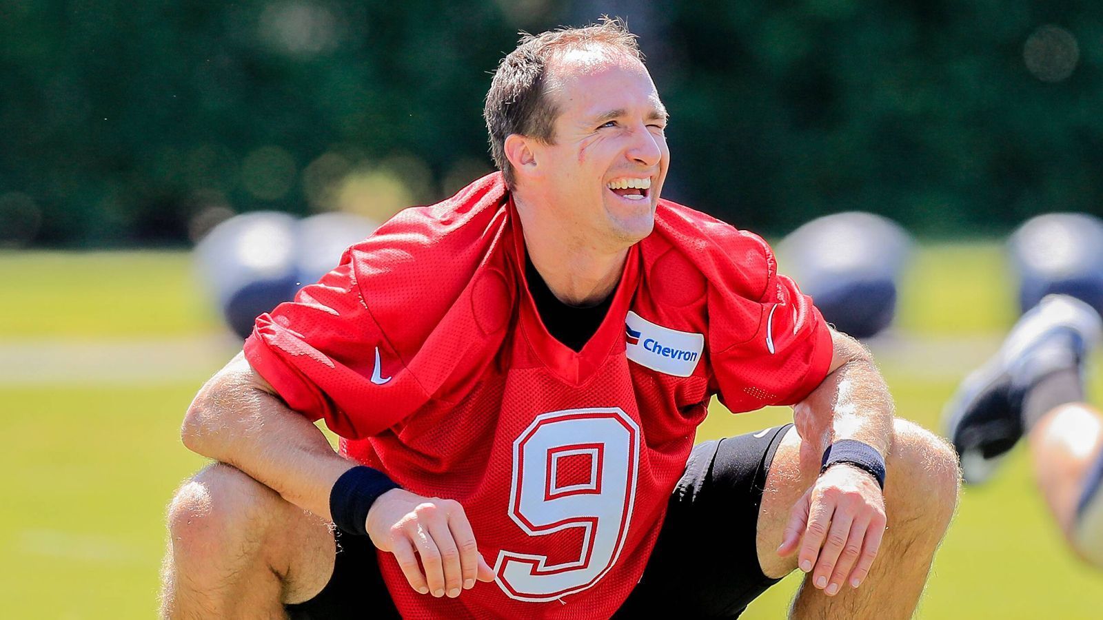 
                <strong>6. Drew Brees</strong><br>
                Teams: San Diego Chargers (2001 bis 2005), New Orleans Saints (seit 2006)Spiele: 264Passing Yards: 74.437Completion Percentage: 67,3Touchdowns: 520Interceptions: 233
              