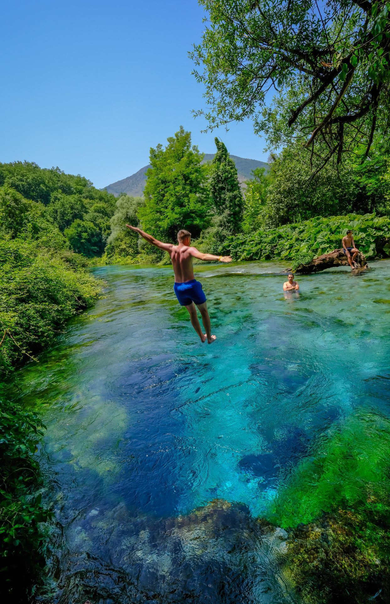 Häufig sprudeln uns die Schätze der Erde glasklar entgegen, wie hier die aus 50 Meter Tiefe stammende sprudelnde Karstquelle "Syri i Kaltër" in Albanien.