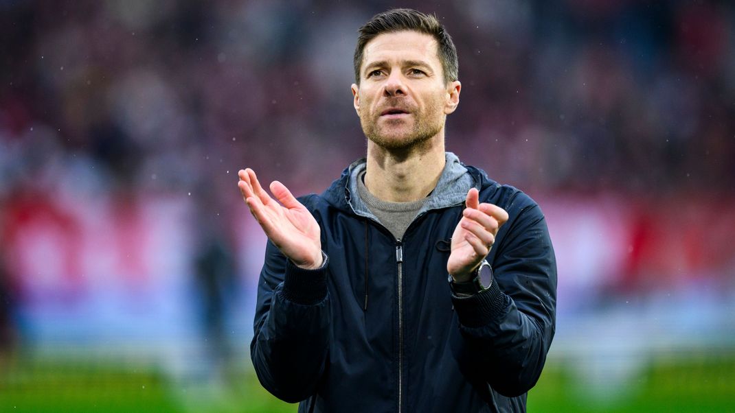 Leverkusens Trainer Xabi Alonso jubelt nach dem Spiel und bedankt sich bei den Fans für die Unterstützung.