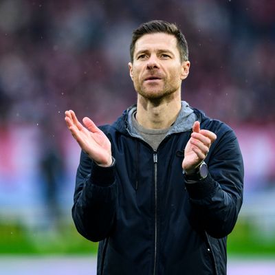 Leverkusens Trainer Xabi Alonso jubelt nach dem Spiel und bedankt sich bei den Fans für die Unterstützung.