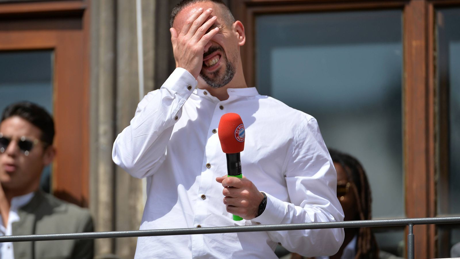 
                <strong>Double und Aufstieg der Amateure: Die Bayern feiern</strong><br>
                Für Franck Ribery war es ein bittersüßer Nachmittag. Der Franzose schnappte sich das Mikro für eine letzte Abschiedsrede an die Fans.
              