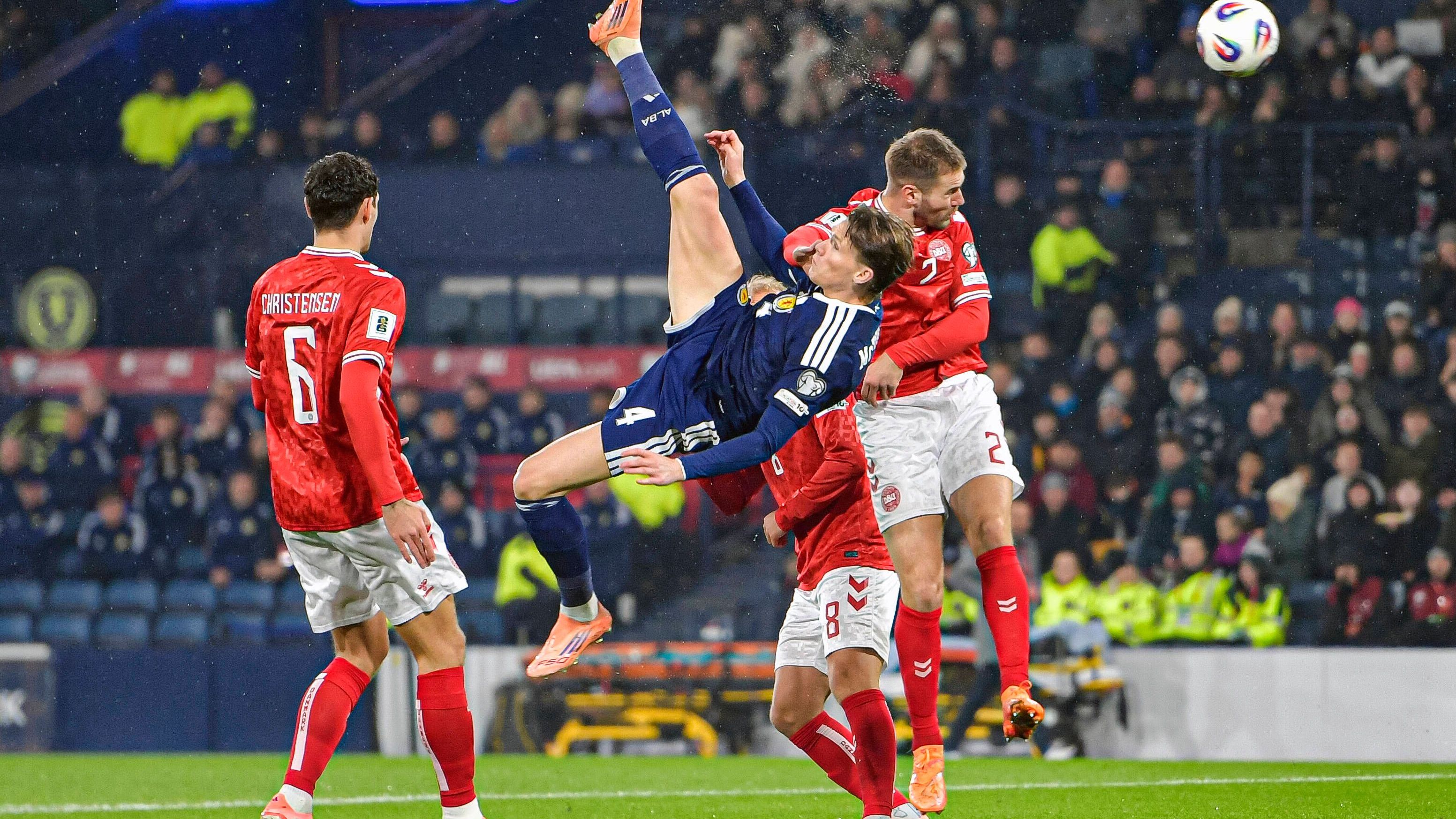 <strong>Schottland</strong><br>Genauso lange mussten auch die Schotten auf eine erneue WM-Teilnahme warten. Und ausgerechnet im "Endspiel" in Glasgow gegen Dänemark erlösten Tierney und McLean die Heimmannschaft in der Nachspielzeit. Damit gewinnt Schottland Gruppe C und ist bei der Endrunde 2026 in Nordamerika dabei.