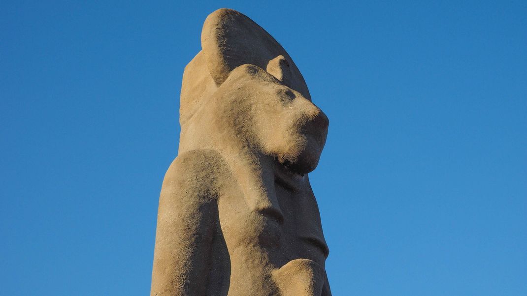 Statue von Göttin Bastet, in Torino Porta Susa.