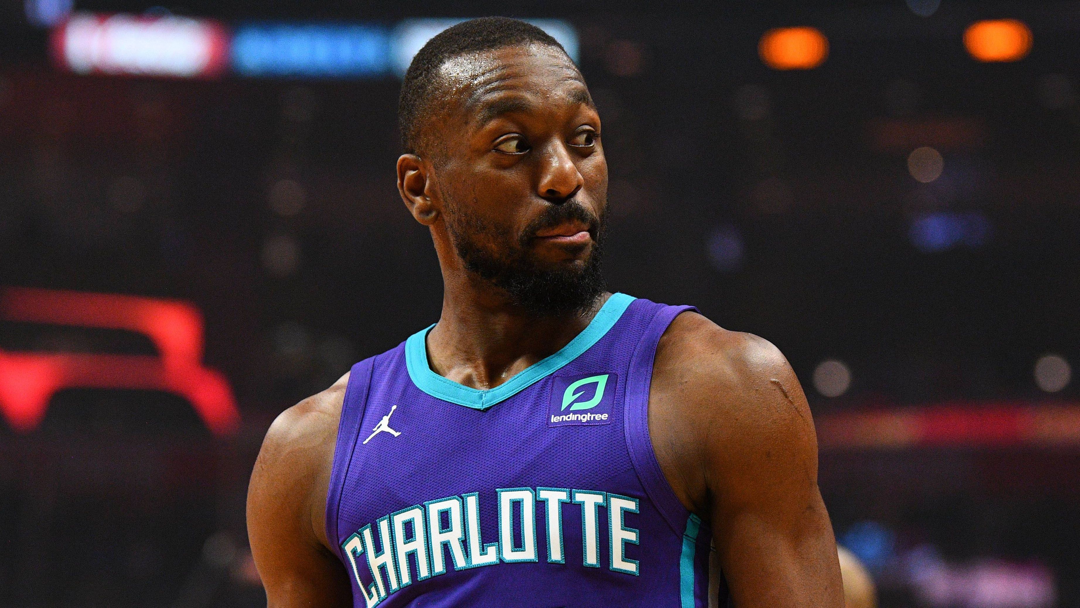 
                <strong>Verlierer: Charlotte Hornets</strong><br>
                Nein, Kemba Walker ist kein Flop! Auch wenn dem Point Guard nicht der "Super-Max"-Vertrag angeboten wurde, hat er mit seinem Wechsel zu den Boston Celtics für 4 Jahre und 141 Millionen Dollar den nächsten Karriereschritt gemacht. Als Flop muss allerdings sein Ex-Verein gelten. Die Hornets gaben Walker ohne Gegenwert ab und verloren somit ihr Gesicht. Wenn ihnen ein "Super-Max" mit 220 Millionen Dollar über 5 Jahre zu teuer war, hätten sie ihn im Februar traden müssen. So finden sich die Hornets im Niemandsland der Liga wieder und müssen den Neuaufbau angehen. Mal wieder.
              